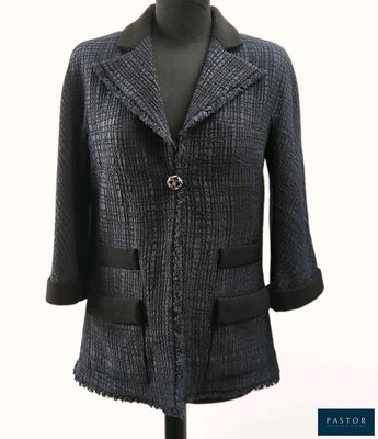 une image d'une veste de femme sur un mannequin