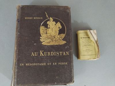 un vieux livre et une petite boîte posés sur une table