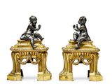 une paire de figurines anciennes en bronze représentant un garçon et une fille, posées sur une table