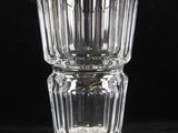 un vase en verre posé sur une table