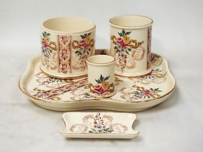 un plateau avec une tasse et un plateau avec un plateau avec une tasse et un plateau avec un plateau avec une tasse et un plateau avec une tasse
