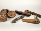 de nombreux objets en bois posés sur une table