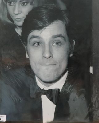 une vieille photo en noir et blanc représentant un homme en smoking et une femme en manteau de fourrure