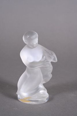 une figurine en verre transparent représentant un homme tenant un bébé dans ses bras