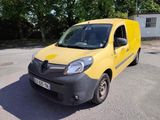 une camionnette jaune garée sur le parking