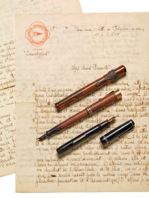deux vieilles lettres et un stylo-plume posés sur une feuille de papier