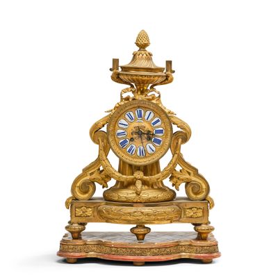 PENDULE DE CHEMINÉE en bronze ciselé et doré surmontée d'une…