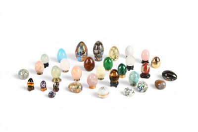 de nombreuses perles de verre de différentes couleurs sur un fond blanc