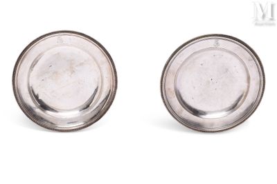 une paire de boucles d'oreilles plaquées argent sur fond blanc