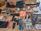 une table sur laquelle se trouvent de nombreux outils et fournitures