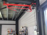 une grue rouge suspendue au plafond d'un garage