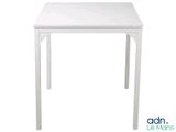 La table est blanche ; son plateau et ses pieds sont blancs.