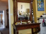 un salon avec une cheminée et un miroir accroché au mur