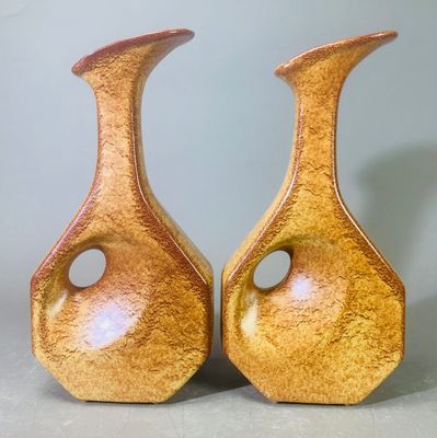 deux vases posés côte à côte sur une table