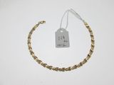 gros plan d'un bracelet en or portant une étiquette de prix