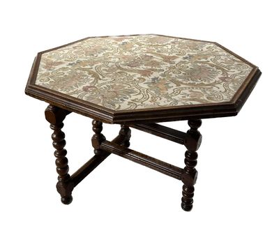 TABLE En noyer, à plateau octogonal mobile, tendu de tissu à…