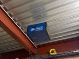 une boîte bleue au plafond d'un immeuble