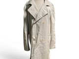 un trench-coat sur un mannequin, sur fond blanc