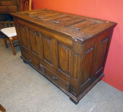 Meuble: coffre en chêne à panneaux dessus à panneaux avec 2 …