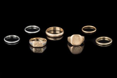 cinq types d'anneaux différents sont représentés sur une surface noire