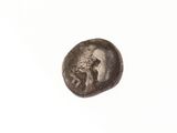 l'image d'une pièce de monnaie posée sur une surface blanche