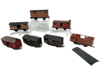 six petits trains qui sont alignés les uns à côté des autres