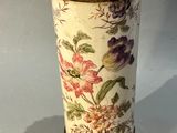 un vase avec des fleurs posé sur une table