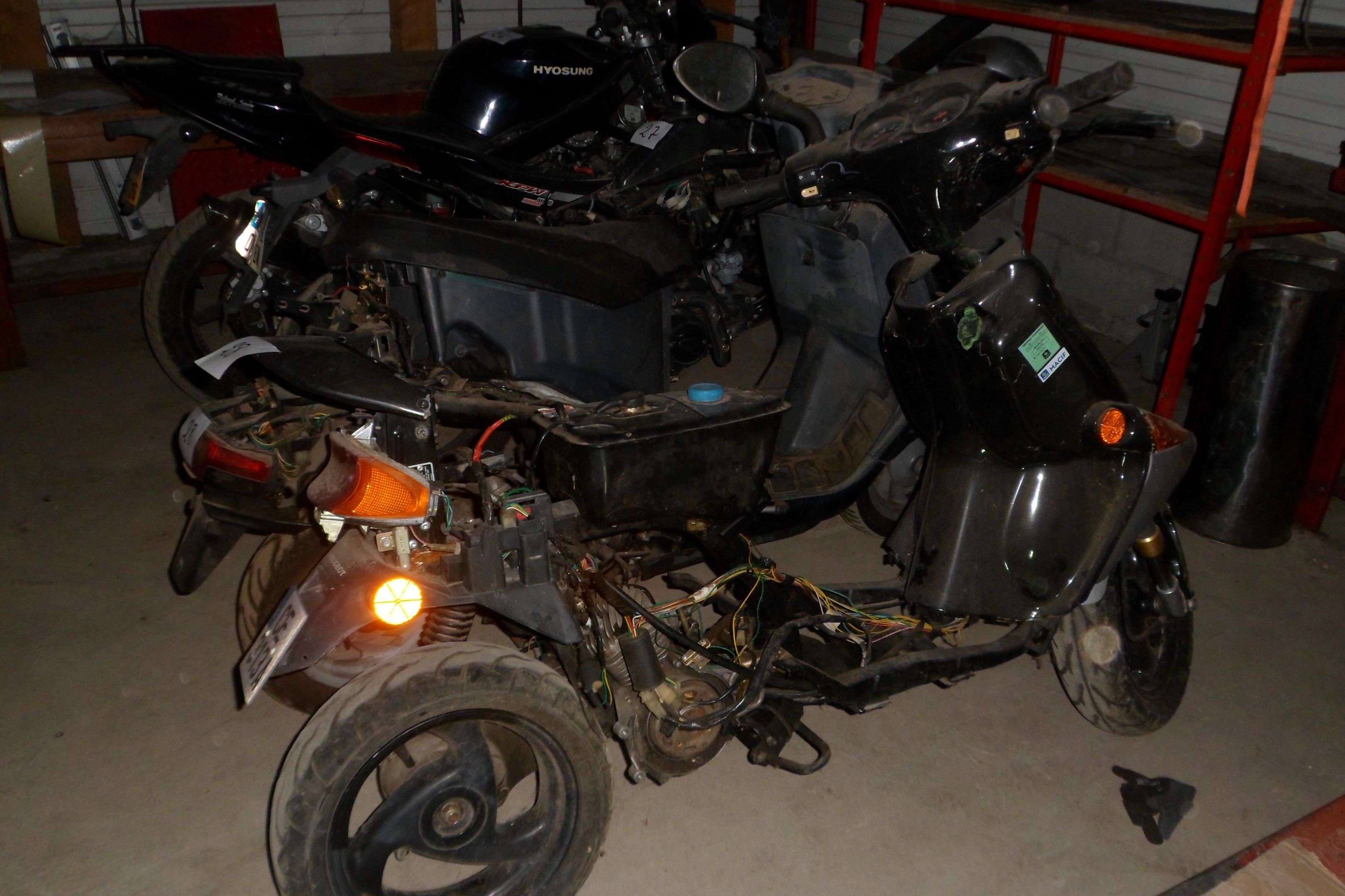 (A vendre pour pièces) 1 SCOOTER PEUGEOT SV 125