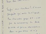 un gros plan d'un morceau de papier sur lequel on a écrit