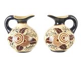 une paire de vases ornés de motifs floraux sur fond blanc