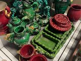 de nombreux vases et bols de différentes couleurs sur la table