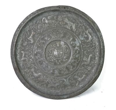Plat de quête en métal à décor repoussé d'une frise de profi…
