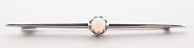 un gros plan d'une bague sertie d'une pierre oplite