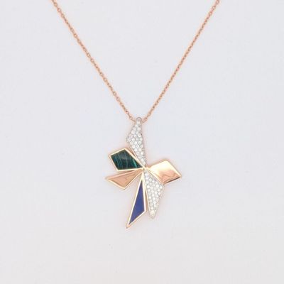un collier en or orné d'un oiseau vert, bleu et blanc