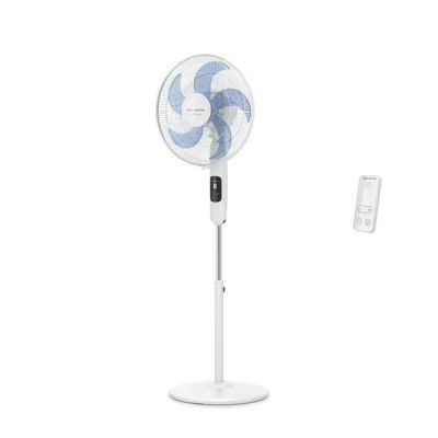 un ventilateur posé sur un support à côté d'une télécommande