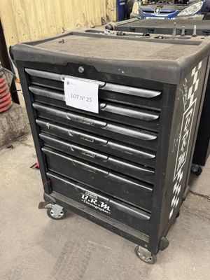 La boîte à outils est posée sur le chariot dans le garage.
