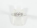 une photo d'une bague en diamant à trois pierres sur fond blanc