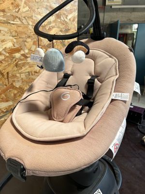 un siège bébé qui se fixe à l'arrière d'une poussette