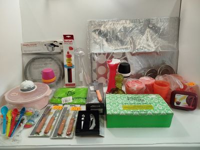 de nombreux objets qui traînent sur le plan de travail de la cuisine