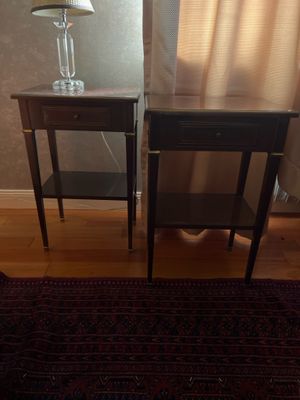 deux tables sur lesquelles est posée une lampe