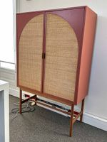 Armoire en bois laqué ocre et cannage naturel, ouvrant à deu… (photo 2)