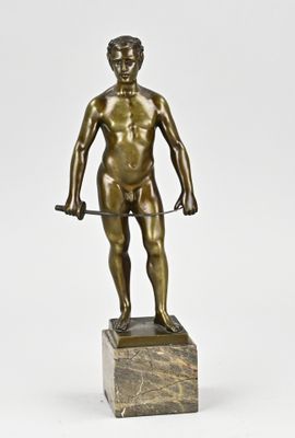 statue en bronze représentant un homme tenant une épée, posée sur un socle en marbre