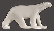 une figurine d'ours polaire blanc sur fond noir