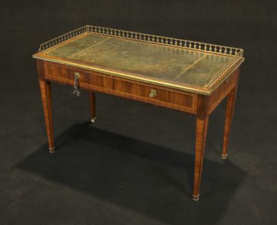 une petite table avec un plateau en verre et un tiroir