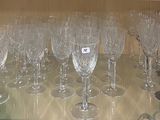 de nombreux verres à vin posés sur une étagère en verre dans la cuisine