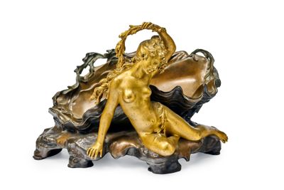 une image représentant une statue d'une femme assise sur une coquille de palourde