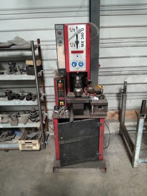 la photo d'une machine qui se trouve dans un garage