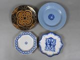 trois assiettes bleues et blanches posées sur une table