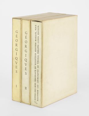 un ensemble de trois livres superposés