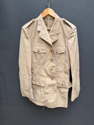 l'image d'une veste suspendue à un cintre sur un mur